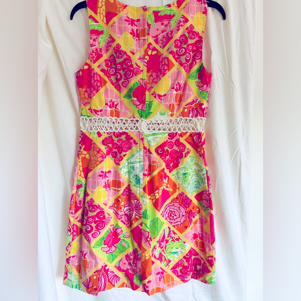 Vintage Lily Pulitzer shift with Peek-a-boo lace at waist. Very good condition.